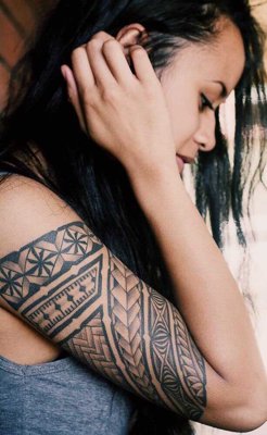  Tatouage maori, polynésien sur le haut du bras d'une femme